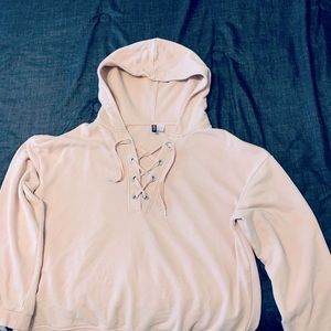 Great condition worn a few times. Color is true to the up-close collar picture